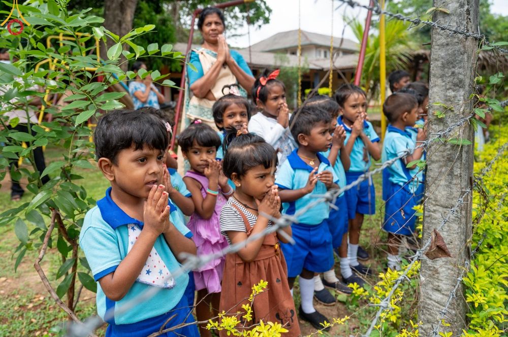 ภาพ No.139434:พิธีตักบาตรรอบเมืองดัมบุลล่า เทศกาลวิสาขบูชาแห่งชาติ ศรีลังกา เมื่อวันที่ 16 พฤษภาคมที่ผ่านมา คณะสงฆ์จากวัดพระธรรมกาย และคณะพระภิกษุสามเณรศรีลังกา ในโครงการสยาม-ลังกา ธรรมยาตรา ฉลองเทศกาลวิสาขบูชาแห่งชาติ ศรีลังกา บูชาธรรม 80 ปีหลวงพ่อธัมมชโย