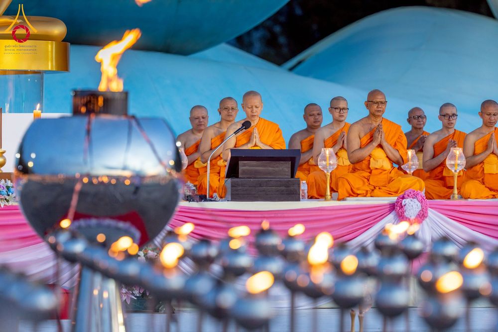 ภาพ No.250469:วันอังคารที่ 7 ตุลาคม พ.ศ. 2568 พิธีจุดประทีปบูชาพระรัตนตรัย ณ ลานธรรมปทุมรัตน์ธรรมเจดีย์ พุทธอุทยานนานาชาติ อ.โพนพิสัย จ.หนองคาย