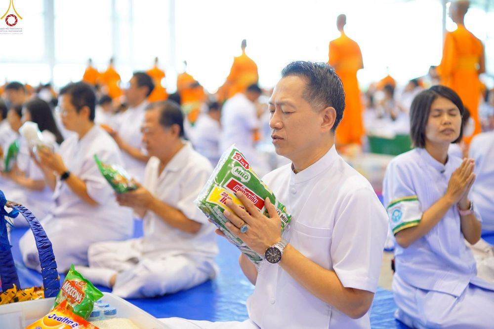 ภาพ No.243498:วันที่ 7 กันยายน พ.ศ. 2568 พิธีตักบาตร ข้าวสารอาหารแห้ง ในวันครูผู้ค้นพบวิชชาธรรมกาย ณ บ้านแก้วเรือนทองคุณยายฯ สภาธรรมกายสากล วัดพระธรรมกาย