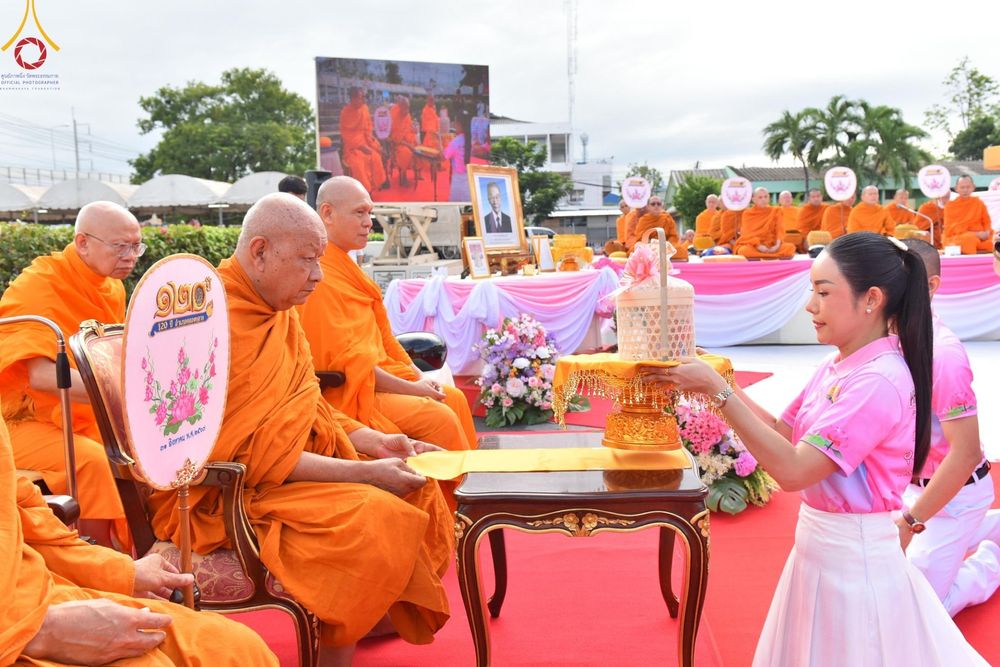ภาพ No.150821:พิธีเจริญพระพุทธมนต์ และทำบุญตักบาตรแด่คณะสงฆ์ จำนวน 121 รูป เนื่องในโอกาสฉลองครบรอบ 120 ปี อำเภอคลองหลวง จังหวัดปทุมธานี เพื่อถวายเป็นพุทธบูชา ช่วยเหลือผู้ประสบความเดือดร้อนจากอุทกภัย และคณะสงฆ์ 323 วัด 4 จังหวัดชายแดนภาคใต้ วันเสาร์ที่ 31 สิงหาคม พ.ศ. 