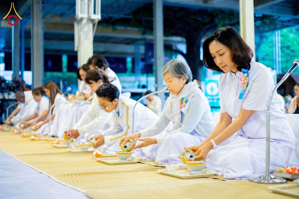 ภาพ No.193738:สาธุชนถวายภัตตาหารเป็นสังฆทาน แด่พระธรรมยาตรา ณ อนุสรณ์สถานมหาวิหารพระมงคลเทพมุนี (โลตัสแลนด์) อ.สองพี่น้อง จ.สุพรรณบุรี ในโครงการธรรมยาตรา กตัญญูบูชา มหาปูชนียาจารย์ พระมงคลเทพมุนี(สด จนฺทสโร) พระผู้ปราบมาร ปีที่ 13 วันที่ 12 มกราคม พ.ศ.2568