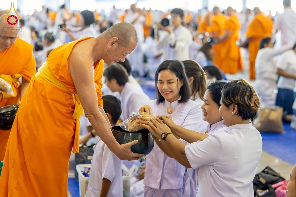 ภาพ No.277015:วันอาทิตย์ที่ 7 ธันวาคม พ.ศ. 2568 พิธีตักบาตรอาทิตย์ต้นเดือน ณ บ้านแก้วเรือนทองคุณยายฯ วัดพระธรรมกาย