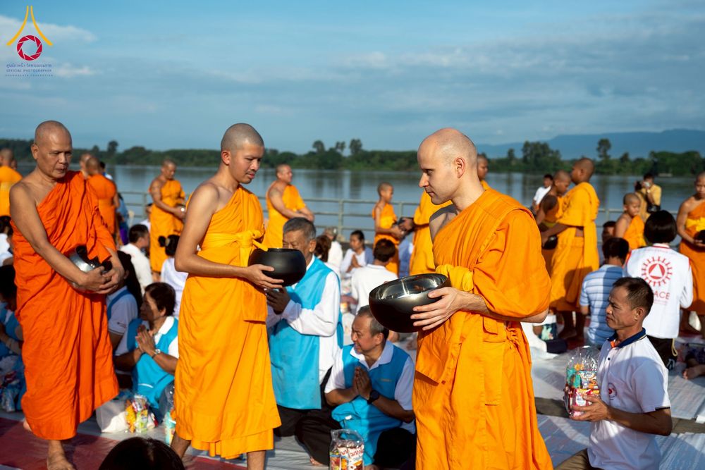 ภาพ No.250560:วันพุธที่ 8 ตุลาคม พ.ศ. 2568 พิธีตักบาตรเทโวโรหณะ ณ ลานธรรมปทุมรัตน์ธรรมเจดีย์ พุทธอุทยานนานาชาติ อ.โพนพิสัย จ.หนองคาย