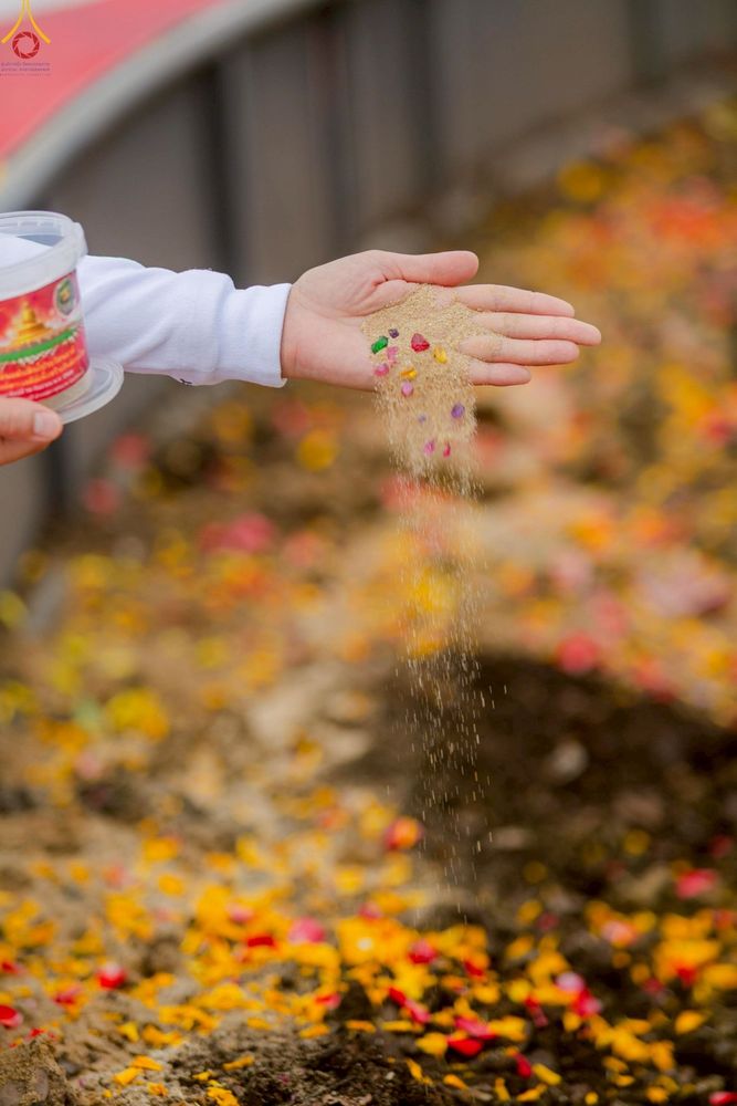 ภาพ No.246950:วันอาทิตย์ที่ 14 กันยายน พ.ศ. 2568 พิธีทอดผ้าป่า ซื้อดิน ปรับพื้นที่ลานธรรม  และพิธีกลั่นแผ่นดิน โปรยทราย สถาปนาองค์พระเจดีย์ เพื่อสร้างสันติภาพโลก  ณ ศูนย์ปฏิบัติธรรมสระบุรี อ.พระพุทธบาท จ.สระบุรี