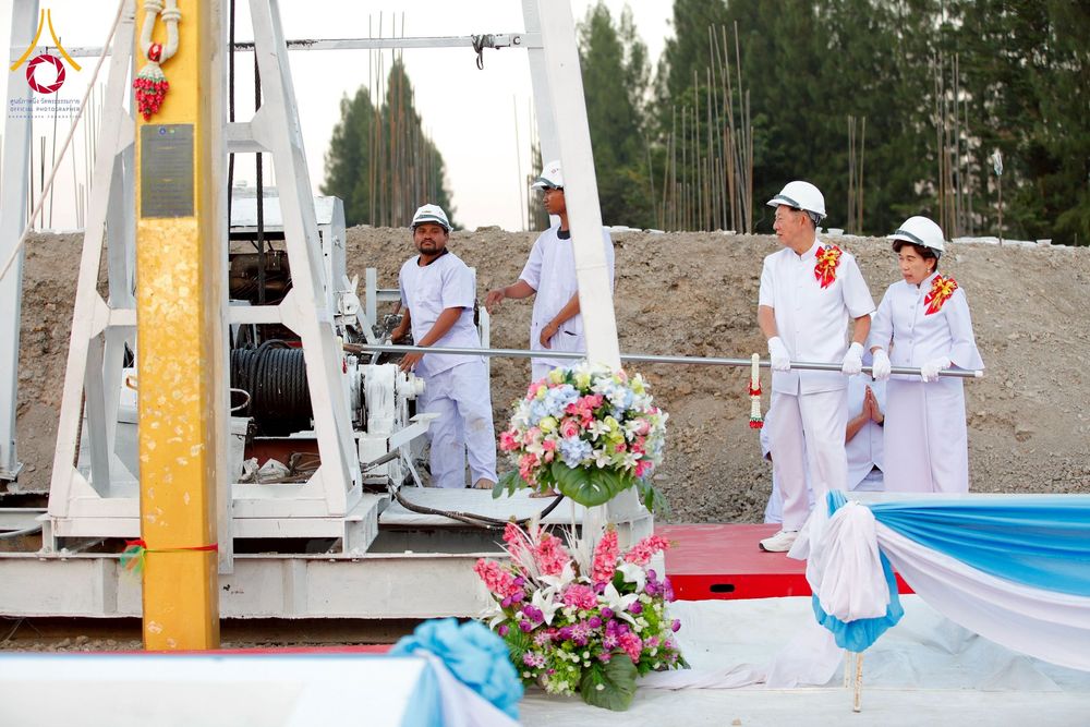 ภาพ No.275181:วันอาทิตย์ที่ 30 พฤศจิกายน พ.ศ. 2568 พิธีตอกเสาเข็ม "สร้างองค์พระเจดีย์เพื่อสร้างสันติภาพโลก" ต้นสุดท้าย ณ ศูนย์ปฏิบัติธรรมระยอง (บ้านช่องลม)