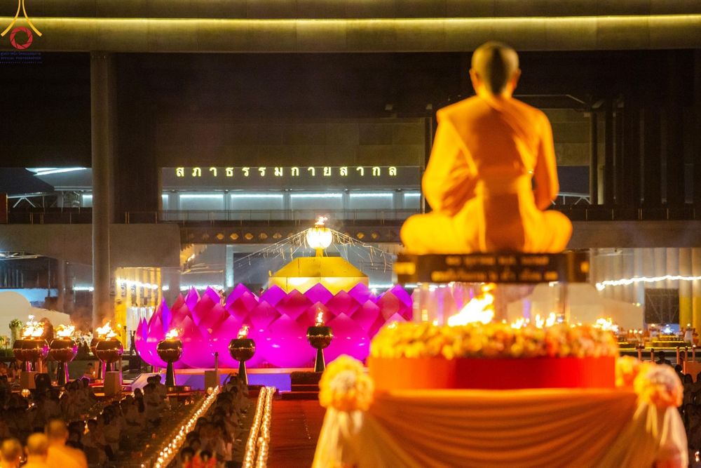 ภาพ No.160678:พิธีจุดประทีป 20,000 ดวง บูชาพระมหาธรรมกายเจดีย์ และบูชาพระมงคลเทพมุนี (สด จนฺทสโร) พระผู้ปราบมาร ณ ลานธรรม พระมหาธรรมกายเจดีย์ วัดพระธรรมกาย จ.ปทุมธานี วันที่ 10 ตุลาคม พ.ศ. 2567