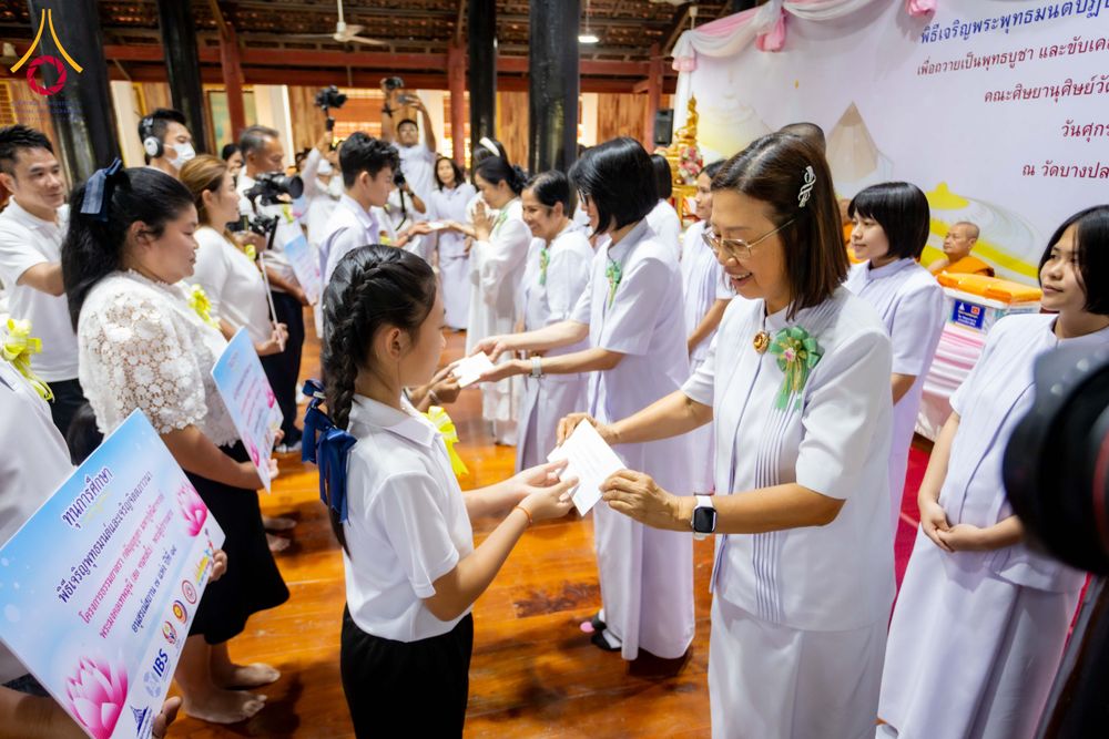 ภาพ No.303342:วันที่ 23 มกราคม พ.ศ. 2569 พิธีเจริญพุทธมนต์ปฏิบัติธรรม มอบทุนการศึกษา  ถวายสังฆทาน 109 วัด เพื่อถวายเป็นพุทธบูชา เพื่อขับเคลื่อนโครงการหมู่บ้านรักษาศีล 5 โดยคณะสงฆ์จังหวัดนครปฐม คณะศิษยานุศิษย์วัดพระธรรมกาย โครงการธรรมยาตรา ปีที่ 14 ณ วัดบางปลา อำเภอบาง