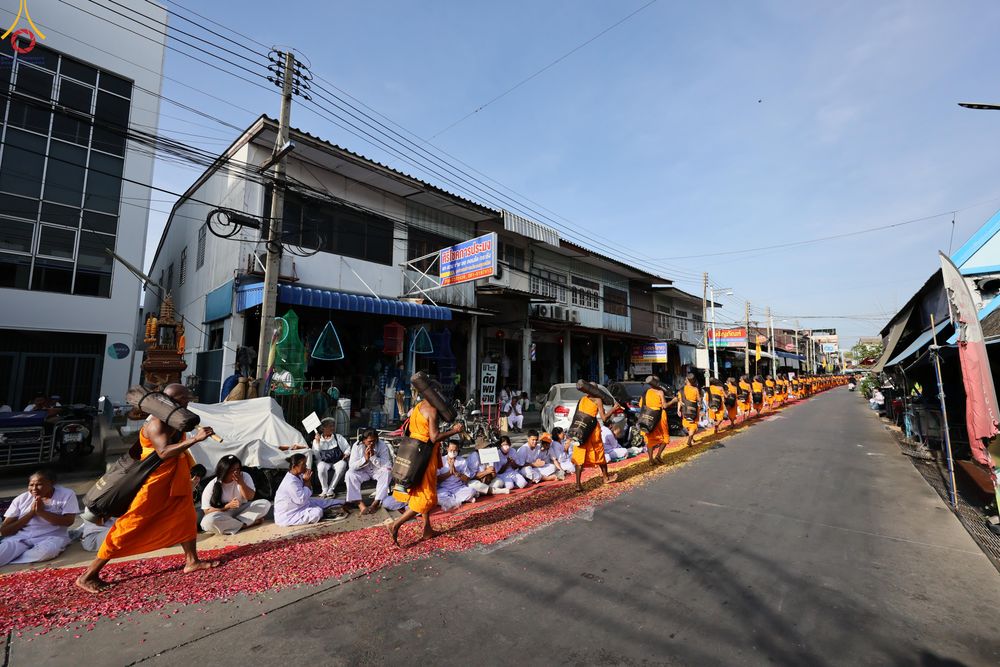 ภาพ No.287792:วันที่ 3 มกราคม พ.ศ. 2569 พิธีต้อนรับพระธรรมยาตรา ครั้งที่ 2 (ภาพชุดที่ 2) ในโครงการธรรมยาตรา กตัญญูบูชา มหาปูชนียาจารย์ พระมงคลเทพมุนี(สด จนฺทสโร) พระผู้ปราบมาร อนุสรณ์สถาน 7 แห่ง ปีที่ 14 ณ อนุสรณ์สถานมหาวิหารพระมงคลเทพมุนี (โลตัสแลนด์) อ.สองพี่น้อง จ.