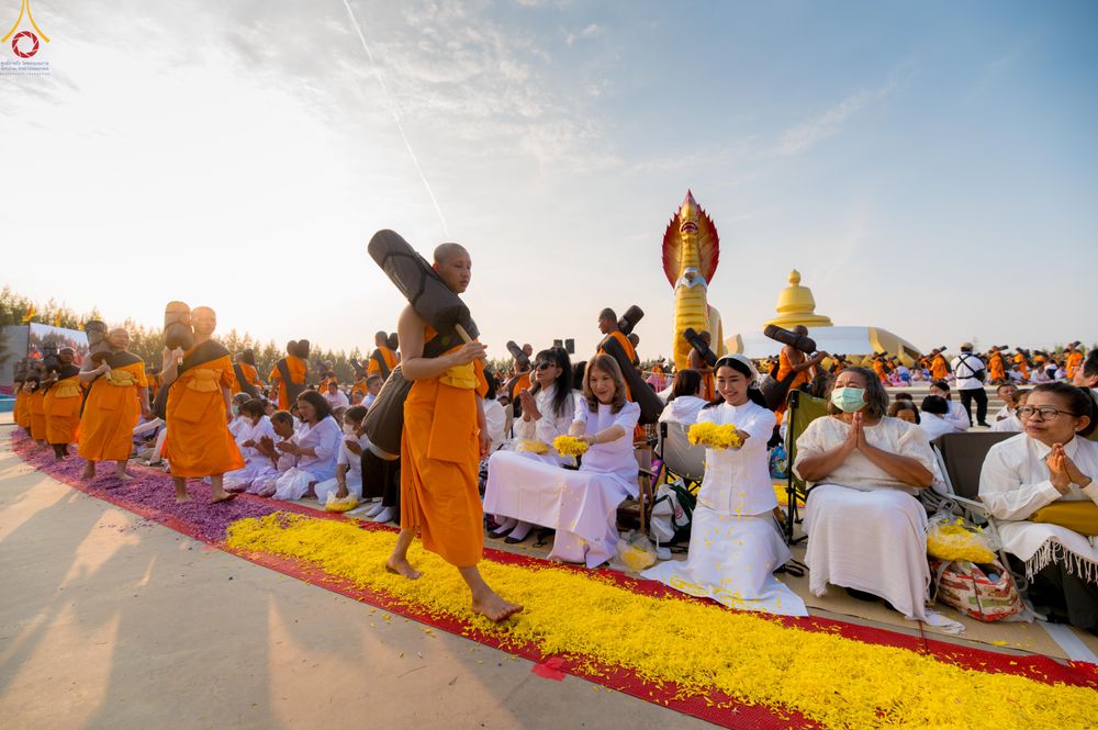 ภาพ No.299632:วันที่ 18 มกราคม พ.ศ. 2569 พิธีต้อนรับพระธรรมยาตรา (ภาพชุดที่ 2) ณ อนุสรณ์สถานลำดับที่ 5  สถานที่เผยแผ่วิชชาธรรมกายครั้งแรก อนุสรณ์สถานบางปลา วัดบางปลา อำเภอบางเลน จังหวัดนครปฐม ในโครงการธรรมยาตรา กตัญญูบูชา มหาปูชนียาจารย์ พระมงคลเทพมุนี(สด จนฺทสโร) พระ