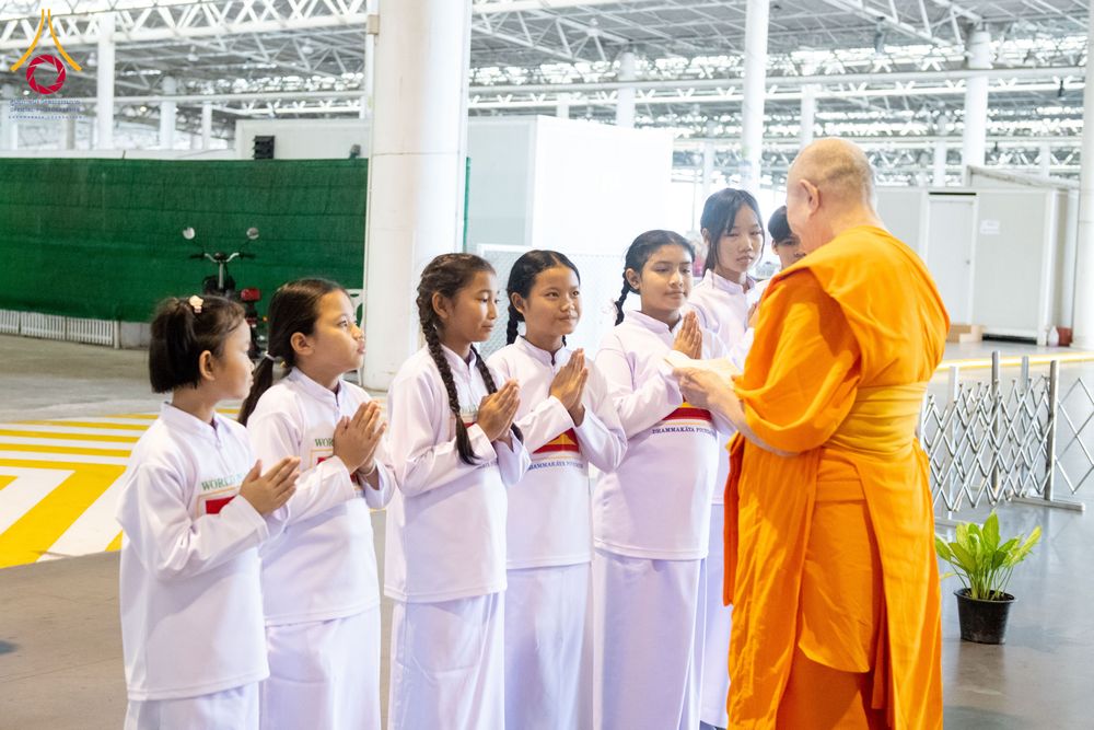 ภาพ No.284787:วันอาทิตย์ที่ 14 ธันวาคม พ.ศ.2568  พิธีปฏิบัติธรรม พิธีถวายภัตตาหารเป็นสังฆทาน พิธีมอบต้นสมบัติจักรพรรดิ ถวายแด่เจ้าอาวาสและประธานสงฆ์ 236 ศูนย์ส่งเสริมศีลธรรมทั่วโลก ณ สภาธรรมกายสากล วัดพระธรรมกาย