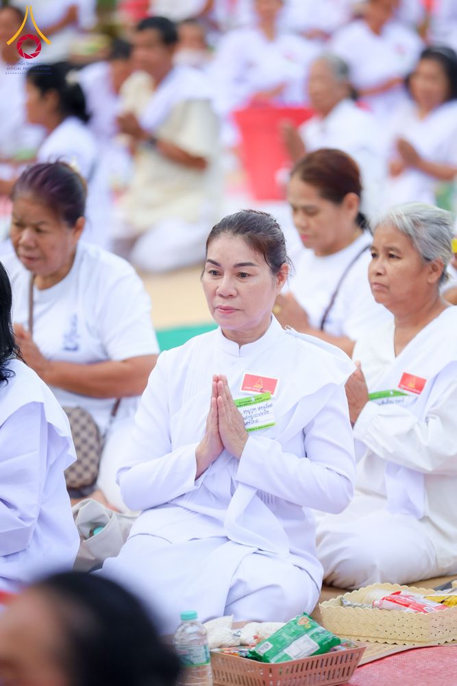กลุ่มอุบาสิกาแก้วสวมชุดขาวนั่งพนมมือปฏิบัติธรรมในโครงการอบรม