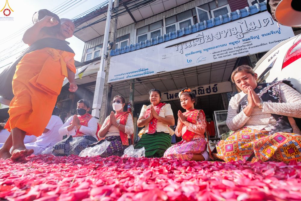 ภาพ No.287765:วันที่ 3 มกราคม พ.ศ. 2569 พิธีต้อนรับพระธรรมยาตรา ครั้งที่ 2 (ภาพชุดที่ 2) ในโครงการธรรมยาตรา กตัญญูบูชา มหาปูชนียาจารย์ พระมงคลเทพมุนี(สด จนฺทสโร) พระผู้ปราบมาร อนุสรณ์สถาน 7 แห่ง ปีที่ 14 ณ อนุสรณ์สถานมหาวิหารพระมงคลเทพมุนี (โลตัสแลนด์) อ.สองพี่น้อง จ.