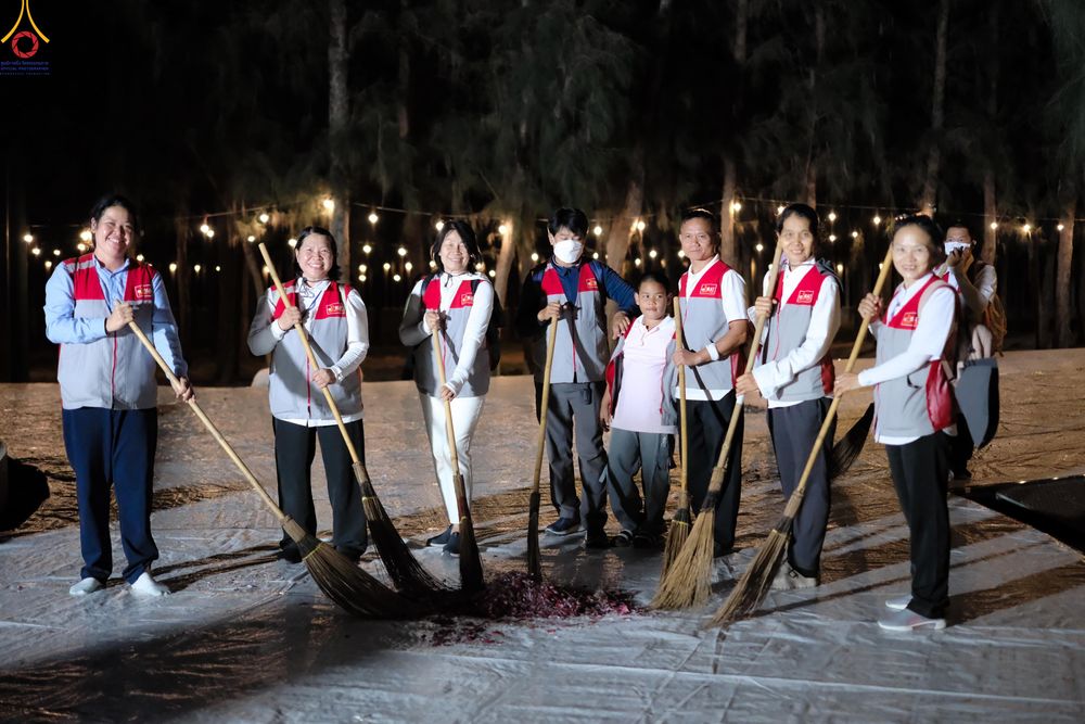 ภาพ No.296327:ภาพเบื้องหลังอาสาสมัครรวมใจ ชุดที่ 2 ในโครงการธรรมยาตรา กตัญญูบูชา มหาปูชนียาจารย์ พระมงคลเทพมุนี(สด จนฺทสโร) พระผู้ปราบมาร อนุสรณ์สถาน 7 แห่ง ปีที่ 14