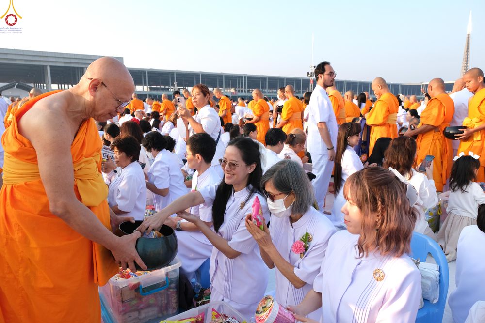 ภาพ No.279860:วันที่ 1 มกราคม พ.ศ.2569 พิธีตักบาตรในวันขึ้นปีใหม่ ณ ลานธรรม วัดพระธรรมกาย