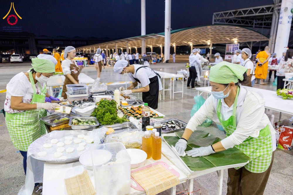 ภาพ No.303439:วันที่ 27 มกราคม พ.ศ. 2569 พิธีถวายภัตตาหารเป็นสังฆทาน แด่พระธรรมยาตรา ณ วัดพระธรรมกาย  จังหวัดปทุมธานี ในโครงการธรรมยาตรา กตัญญูบูชา มหาปูชนียาจารย์ พระมงคลเทพมุนี(สด จนฺทสโร) พระผู้ปราบมาร อนุสรณ์สถาน 7 แห่ง ปีที่ 14