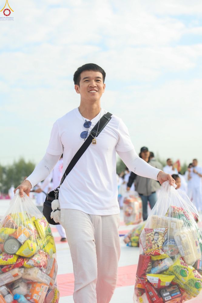 ภาพ No.302750:วันที่ 24 มกราคม พ.ศ. 2569 พิธีตักบาตรพระธรรมยาตรา(ภาพชุดที่ 2) ณ อนุสรณ์สถานลำดับที่ 5 สถานที่เผยแผ่วิชชาธรรมกายครั้งแรก อนุสรณ์สถานบางปลา วัดบางปลา อำเภอบางเลน จังหวัดนครปฐม ในโครงการธรรมยาตรา กตัญญูบูชา มหาปูชนียาจารย์ พระมงคลเทพมุนี(สด จนฺทสโร) พระผู