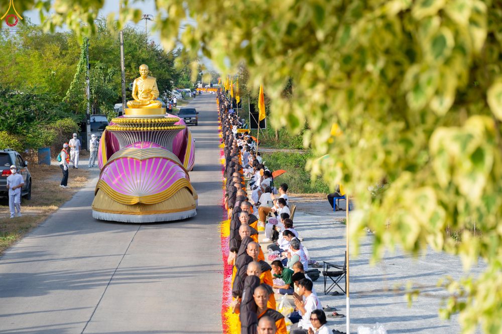 ภาพ No.287815:วันที่ 3 มกราคม พ.ศ. 2569 พิธีต้อนรับพระธรรมยาตรา ครั้งที่ 2 (ภาพชุดที่ 2) ในโครงการธรรมยาตรา กตัญญูบูชา มหาปูชนียาจารย์ พระมงคลเทพมุนี(สด จนฺทสโร) พระผู้ปราบมาร อนุสรณ์สถาน 7 แห่ง ปีที่ 14 ณ อนุสรณ์สถานมหาวิหารพระมงคลเทพมุนี (โลตัสแลนด์) อ.สองพี่น้อง จ.