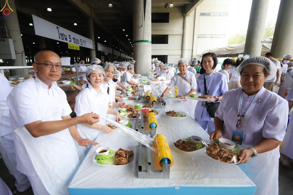 ภาพ No.325943:วันที่ 22 เมษายน พ.ศ.2569(วันคุ้มครองโลก) งานถวายมหาสังฆทาน 40,000 กว่าวัดทั่วประเทศ เจ้าหน้าที่ สาธุชน ร่วมใจจัดเตรียมภัตตาหารเพล (ชุด 2)