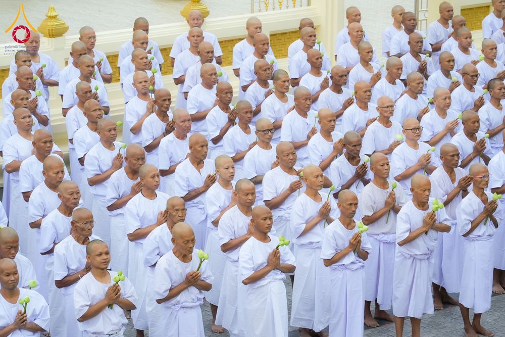 ภาพ No.278505:วันอาทิตย์ที่ 14 ธันวาคม พ.ศ.2568  พิธีเวียนประทักษิณ พิธีวันทาสีมาพระประธาน โครงการบวชบูชาธรรมมหาปูชนียาจารย์ ของศูนย์ปฏิบัติธรรมบุรีรัมย์ ณ วัดกลาง พระอารามหลวง จังหวัดบุรีรัมย์