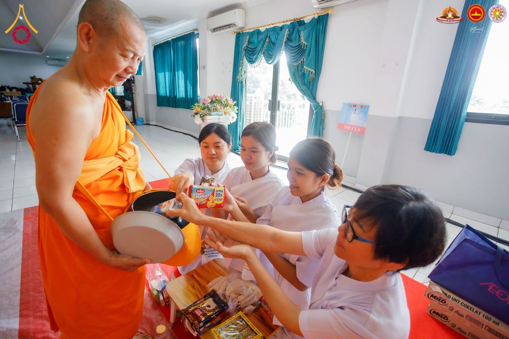ภาพ No.283542:วันอาทิตย์ที่ 21 ธันวาคม  2568 พิธีบิณฑบาตฉลองสามเณรใหม่ ประเทศอินโดนีเซีย