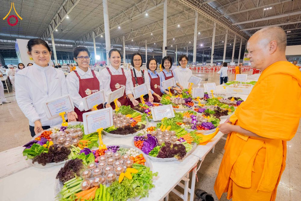 ภาพ No.303518:วันที่ 27 มกราคม พ.ศ. 2569 พิธีถวายภัตตาหารเป็นสังฆทาน แด่พระธรรมยาตรา ณ วัดพระธรรมกาย  จังหวัดปทุมธานี ในโครงการธรรมยาตรา กตัญญูบูชา มหาปูชนียาจารย์ พระมงคลเทพมุนี(สด จนฺทสโร) พระผู้ปราบมาร อนุสรณ์สถาน 7 แห่ง ปีที่ 14