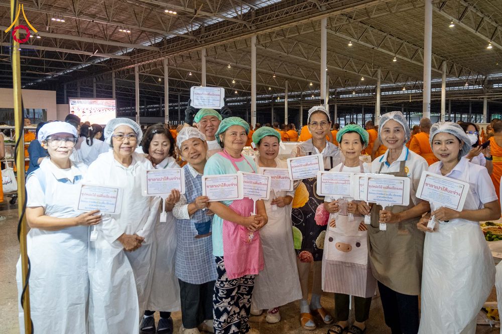 ภาพ No.303208:วันที่ 26 มกราคม พ.ศ. 2569 พิธีถวายภัตตาหารเป็นสังฆทาน แด่พระธรรมยาตรา ณ วัดพระธรรมกาย  จังหวัดปทุมธานี ในโครงการธรรมยาตรา กตัญญูบูชา มหาปูชนียาจารย์ พระมงคลเทพมุนี(สด จนฺทสโร) พระผู้ปราบมาร อนุสรณ์สถาน 7 แห่ง ปีที่ 14