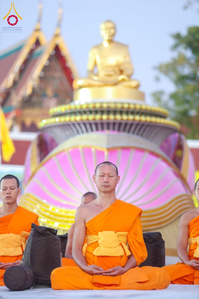 ภาพ No.294569:วันอาทิตย์ที่ 14 ธันวาคม พ.ศ.2568 พระธรรมยาตราปฏิบัติธรรมและถ่ายภาพหมู่ประวัติศาสตร์ ณ วัดสองพี่น้อง ต.ต้นตาล อ.สองพี่น้อง จ.สุพรรณบุรี ในโครงการธรรมยาตรา กตัญญูบูชา มหาปูชนียาจารย์ พระมงคลเทพมุนี(สด จนฺทสโร) พระผู้ปราบมาร อนุสรณ์สถาน 7 แห่ง ปีที่ 14