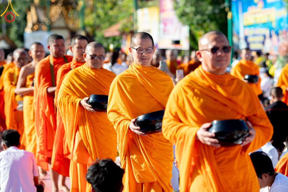 ภาพ No.311224:วันเสาร์ที่ 28 กุมภาพันธ์ พ.ศ. 2569 พิธีตักบาตรพระมหากุศล 11,250 รูป เฉลิมฉลอง 1,250 ปีศรีธรรมราชเจดีย์ สู่มรดกโลก ณ ถนนราชดำเนิน บริเวณหน้าวัดพระมหาธาตุวรมหาวิหาร อ.เมือง จ.นครศรีธรรมราช