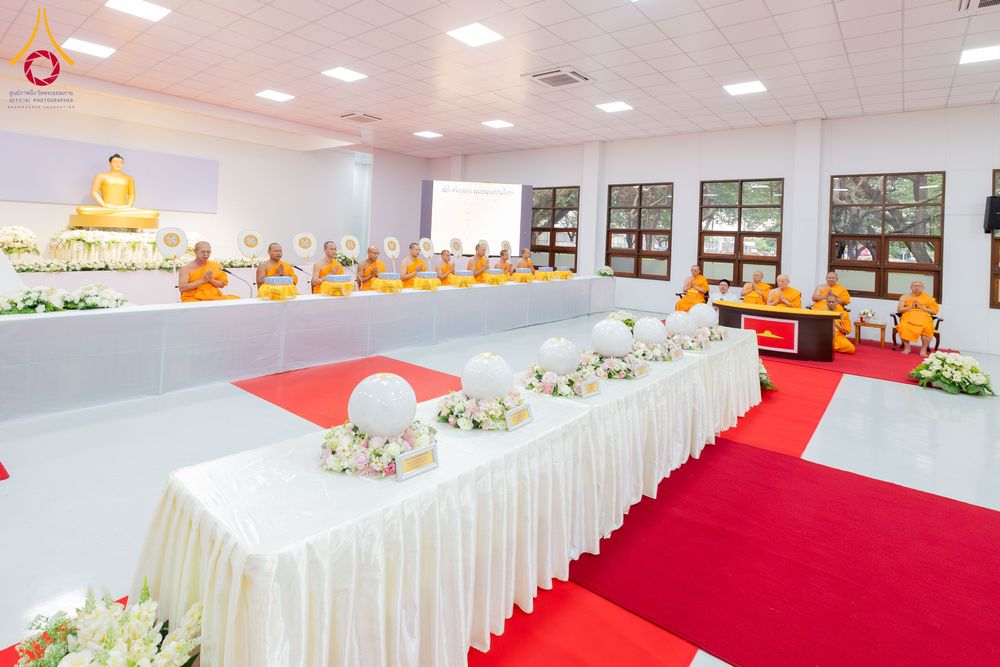 ภาพ No.294224:วันอาทิตย์ที่ 14 ธันวาคม พ.ศ.2568 พิธีเจริญพระพุทธมนต์สมโภชดวงแก้วลูกนิมิตเอก และดวงแก้วนิมิตปฏิบัติธรรม อัญเชิญประดิษฐาน  ณ วัดพระธรรมกายในประเทศสหรัฐอเมริกาและประเทศเยอรมนี 7 แห่ง ณ อาคารปลูกศรัทธา 2 วัดพระธรรมกาย