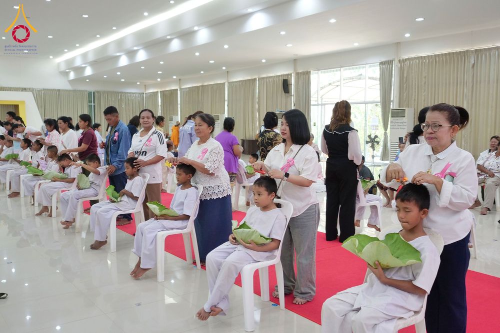 ภาพ No.319874:วันเสาร์ที่ 4 เมษายน พ.ศ.2569 พิธีตัดปอยผมและปลงผม พิธีขอขมาผู้ปกครองและมอบผ้าไตร พิธีบรรพชาและถวายบาตร ณ ศูนย์ปฏิบัติธรรมและศูนย์อบรมเยาวชนเพชรบุรี  ต.ท่าแลง อ.ท่ายาง จ.เพชรบุรี