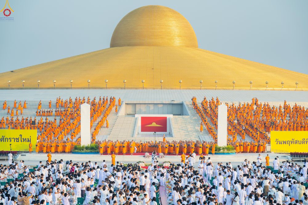 ภาพ No.279806:วันที่ 1 มกราคม พ.ศ.2569 พิธีตักบาตรในวันขึ้นปีใหม่ ณ ลานธรรม วัดพระธรรมกาย