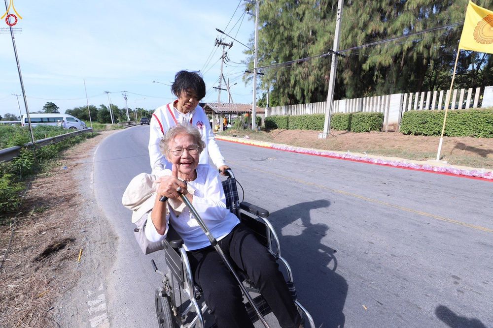 ภาพ No.296276:ภาพเบื้องหลังอาสาสมัครรวมใจ ชุดที่ 2 ในโครงการธรรมยาตรา กตัญญูบูชา มหาปูชนียาจารย์ พระมงคลเทพมุนี(สด จนฺทสโร) พระผู้ปราบมาร อนุสรณ์สถาน 7 แห่ง ปีที่ 14