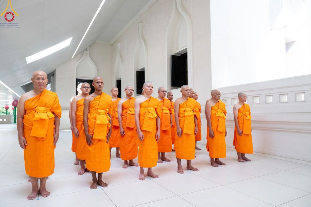 ภาพ No.159805:พิธีตัดปอยผมปลงผมนาคธรรมทายาท, พิธีบรรพชาอุปสมบทหมู่ โครงการอุปสมบทหมู่บูชาธรรม 140 ปี พระมงคลเทพมุนี (สด จนฺทสโร) ณ โบสถ์พระไตรปิฏก วัดพระธรรมกาย วันเสาร์ที่ 5 ตุลาคม พ.ศ. 2567