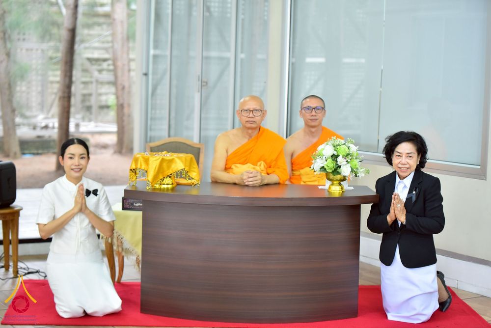 ภาพ No.267664:วันที่ 7 พฤศจิกายน พ.ศ. 2568 พสกนิกรอำเภอคลองหลวง รวมใจบำเพ็ญกุศลปัณรสมวาร (15 วัน) อุทิศถวายเป็นพระราชกุศลแด่ “สมเด็จพระพันปีหลวง” ณ วัดพระธรรมกาย