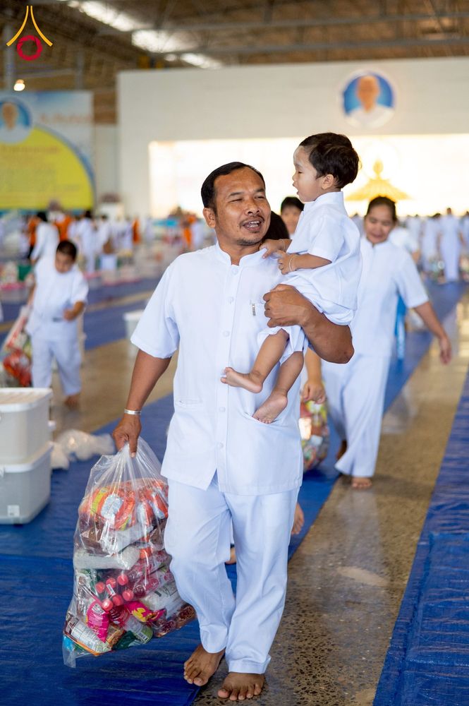 ภาพ No.256874:วันที่ 5 ตุลาคม พ.ศ. 2568 พิธีตักบาตร ข้าวสารอาหารแห้ง ณ บ้านแก้วเรือนทองคุณยายฯ สภาธรรมกายสากล วัดพระธรรมกาย