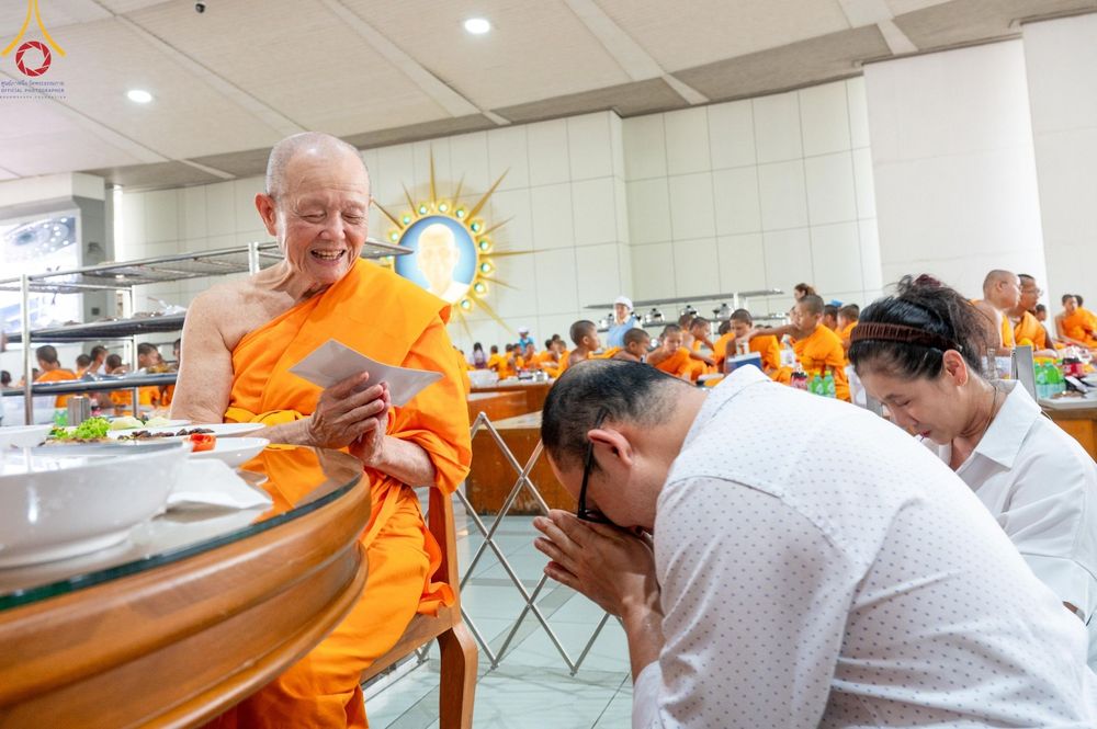 ภาพ No.153069:พิธีถวายภัตตาหารเมนูสวรรค์ ในพรรษาแห่งการเข้าถึงธรรม วันอังคารที่ 10 กันยายน พ.ศ. 2567 ครบรอบ 24 ปี วันละสังขาร คุณยายอาจารย์มหารัตนอุบาสิกาจันทร์ ขนนกยูง ณ หอฉันคุณยายอาจารย์ฯ วัดพระธรรมกาย