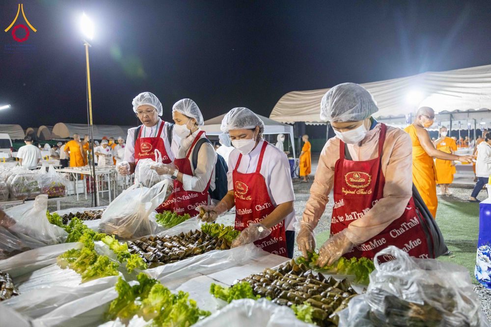 ภาพ No.298421:วันที่ 20 มกราคม พ.ศ. 2569 พิธีถวายภัตตาหารเป็นสังฆทาน แด่พระธรรมยาตรา ณ อนุสรณ์สถานบางปลา วัดบางปลา อำเภอบางเลน จังหวัดนครปฐม ในโครงการธรรมยาตรา กตัญญูบูชา มหาปูชนียาจารย์ พระมงคลเทพมุนี(สด จนฺทสโร) พระผู้ปราบมาร อนุสรณ์สถาน 7 แห่ง ปีที่ 14