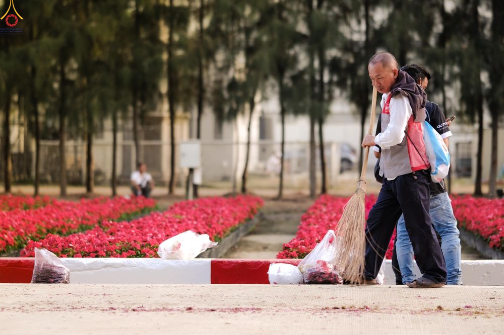 ภาพ No.296046:ภาพเบื้องหลังอาสาสมัครรวมใจ ชุดที่ 1 ในโครงการธรรมยาตรา กตัญญูบูชา มหาปูชนียาจารย์ พระมงคลเทพมุนี(สด จนฺทสโร) พระผู้ปราบมาร อนุสรณ์สถาน 7 แห่ง ปีที่ 14