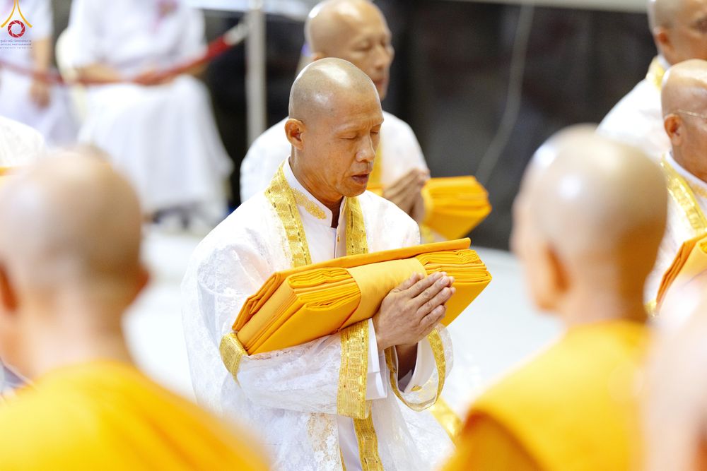 ภาพ No.330750:วันวิสาขบูชา อาทิตย์ที่ 31 พฤษภาคม พ.ศ.2569 พิธีบรรพชาสามเณรอุบาสก 11 ท่าน , พิธีถวายบาตรผ้าไตร และจตุปัจจัยไทยธรรม แด่สามเณร , พิธีอุปสมบทอุทิศชีวิต , พิธีกล่าวคำกัปปิยภัณฑ์  ณ อุโบสถพระไตรปิฎก วัดพระธรรมกาย จังหวัดปทุมธานี