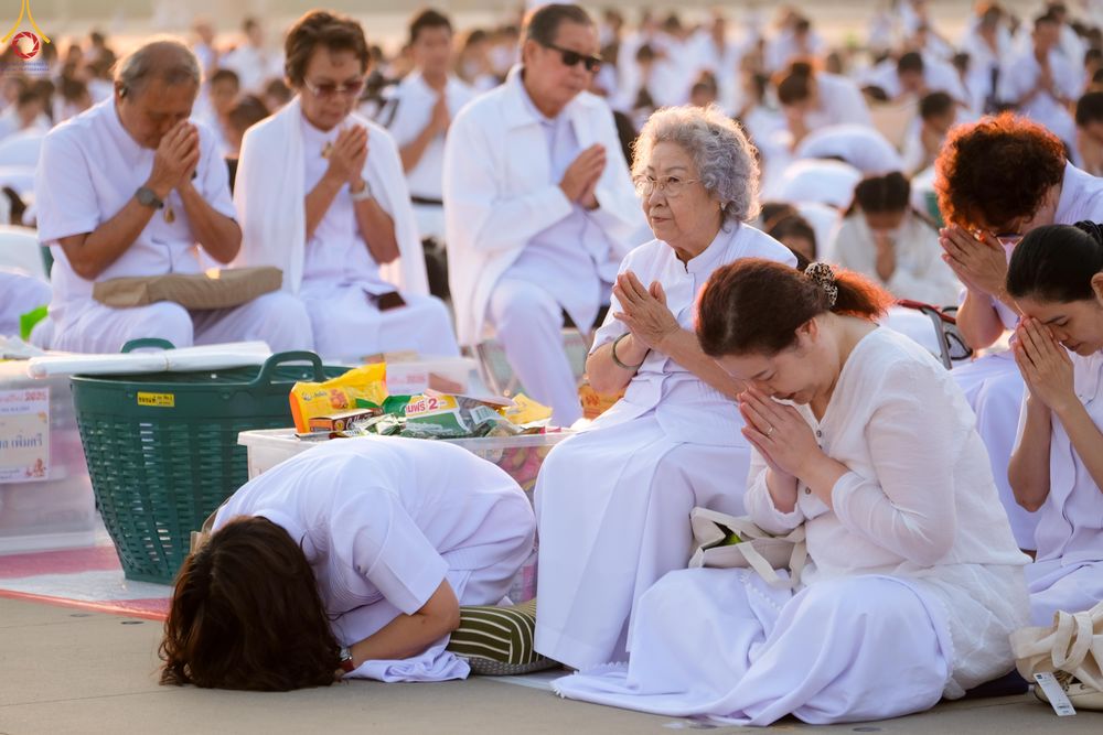 ภาพ No.279801:วันที่ 1 มกราคม พ.ศ.2569 พิธีตักบาตรในวันขึ้นปีใหม่ ณ ลานธรรม วัดพระธรรมกาย