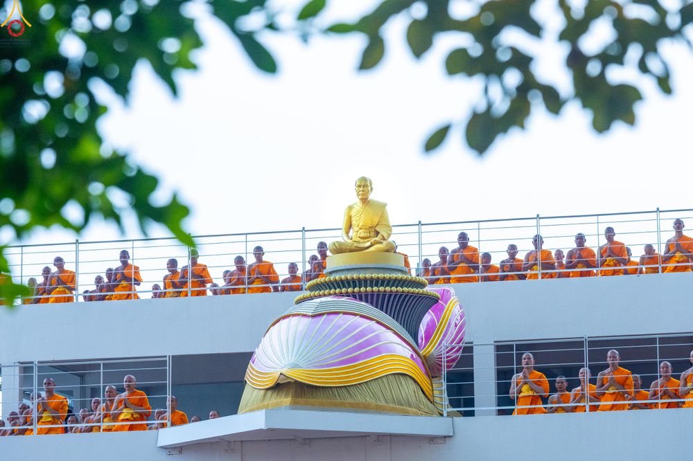 ภาพ No.300018:วันที่ 22 มกราคม พ.ศ.2569 พระธรรมยาตราปฏิบัติธรรม และถ่ายภาพหมู่ประวัติศาสตร์ ณ อาคารธรรมยาตรา กตัญญูบูชามหาปูชนียาจารย์  ตรงข้ามวัดปากน้ำภาษีเจริญ จ.กรุงเทพมหานคร ในโครงการธรรมยาตรา กตัญญูบูชา มหาปูชนียาจารย์ พระมงคลเทพมุนี(สด จนฺทสโร) พระผู้ปราบมาร อนุ