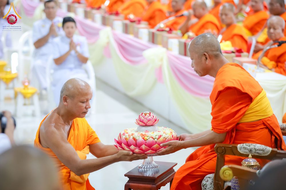 พระภิกษุสงฆ์กำลังประกอบพิธีบรรจุพระบรมสารีริกธาตุในพานดอกบัวสีชมพู