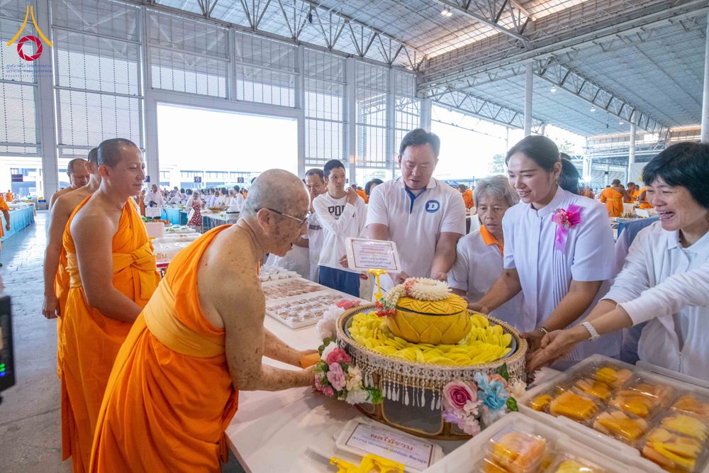 ภาพ No.305595:วันที่ 29 มกราคม พ.ศ. 2569 พิธีถวายภัตตาหารเป็นสังฆทาน แด่พระธรรมยาตรา ณ วัดพระธรรมกาย  จังหวัดปทุมธานี ในโครงการธรรมยาตรา กตัญญูบูชา มหาปูชนียาจารย์ พระมงคลเทพมุนี(สด จนฺทสโร) พระผู้ปราบมาร อนุสรณ์สถาน 7 แห่ง ปีที่ 14