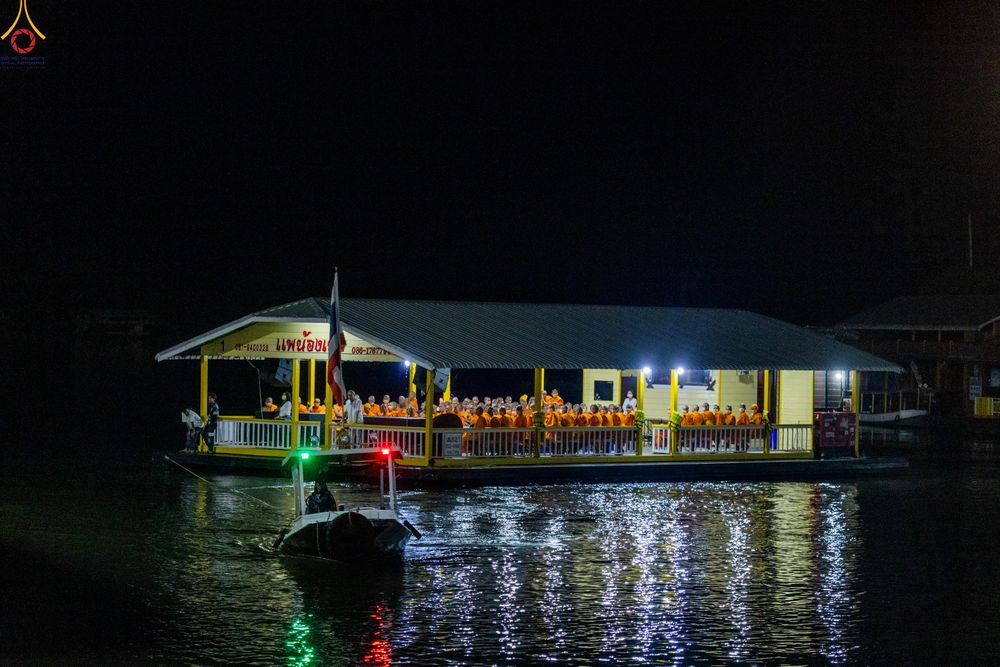 ภาพ No.282526:วันเสาร์ที่ 20 ธันวาคม พ.ศ.2568 พิธีตักบาตรพระ 10,000 รูป (ชุด 2) เนื่องในโอกาส 194 ปี จังหวัดกาญจนบุรี และอุทิศส่วนกุศลให้แด่บรรพชนทั้งหลาย บริเวณถนนสองแคว (Skywalk) เมืองกาญจนบุรี