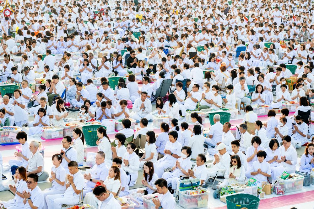 ภาพ No.279783:วันที่ 1 มกราคม พ.ศ.2569 พิธีตักบาตรในวันขึ้นปีใหม่ ณ ลานธรรม วัดพระธรรมกาย