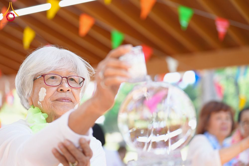 ภาพ No.321647:วันอาทิตย์ที่ 12 เมษายน พ.ศ.2569 กิจกรรมงานบุญวันสงกรานต์ (ตักบาตร ขอขมาพ่อแม่ สรงน้ำพระ รดน้ำขอพร) ณ วัดพระธรรมกายจอร์เจีย ประเทศสหรัฐอเมริกา