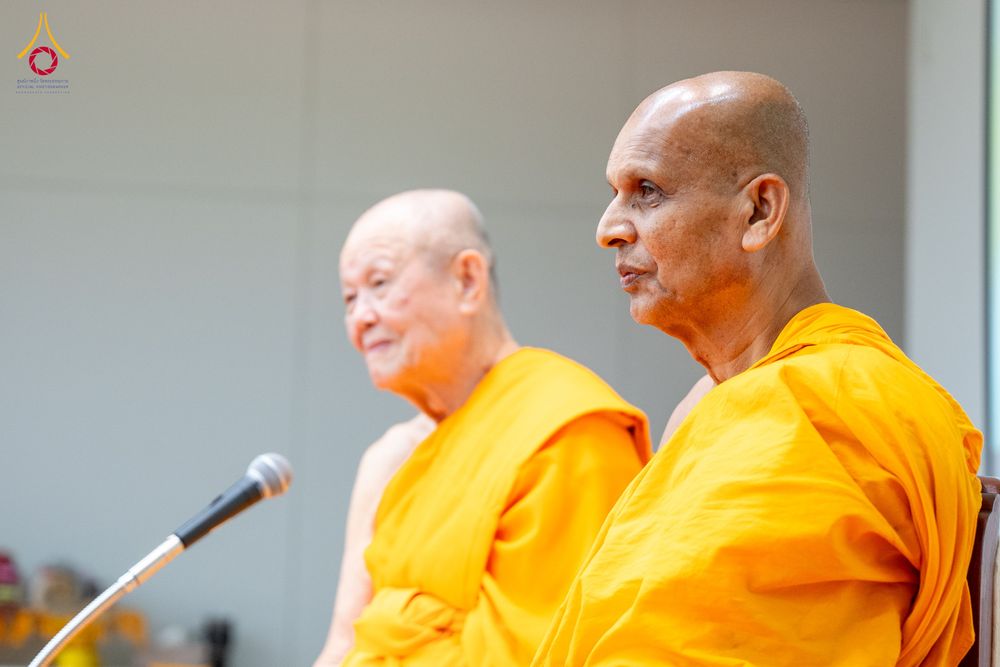 ภาพ No.323320:หลวงพ่อทัตตชีโว รองเจ้าอาวาสวัดพระธรรมกาย ถวายการต้อนรับปฏิสันถารคณะสงฆ์จากประเทศศรีลังกา
