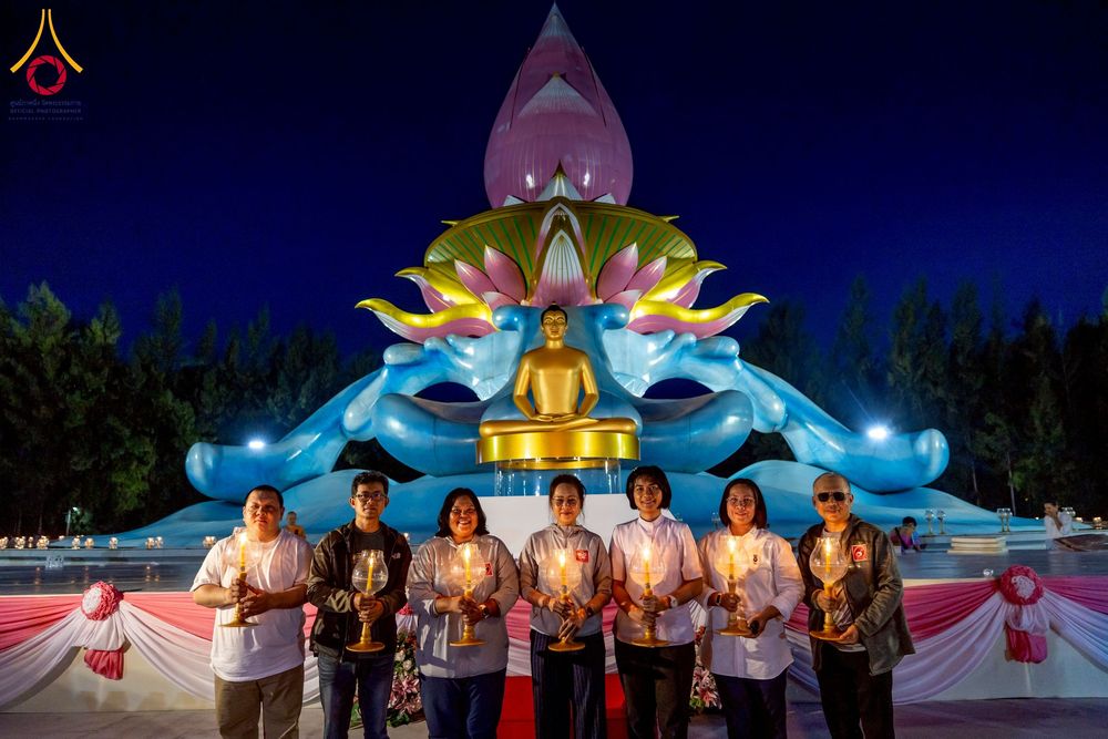 ภาพ No.250490:วันอังคารที่ 7 ตุลาคม พ.ศ. 2568 พิธีจุดประทีปบูชาพระรัตนตรัย ณ ลานธรรมปทุมรัตน์ธรรมเจดีย์ พุทธอุทยานนานาชาติ อ.โพนพิสัย จ.หนองคาย