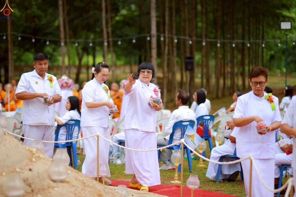 ภาพ No.238387:วันเสาร์ที่ 9 สิงหาคม พ.ศ. 2568 พิธีกลั่นแผ่นดิน โปรยทราย และจุดประทีปถวายเป็นพุทธบูชา จ.ระยอง สถาปนาองค์พระเจดีย์เพื่อสร้างสันติภาพโลก ณ ศูนย์ปฏิบัติธรรมระยอง(บ้านช่องลม) ต.บางบุตร อ.บ้านค่าย จ.ระยอง