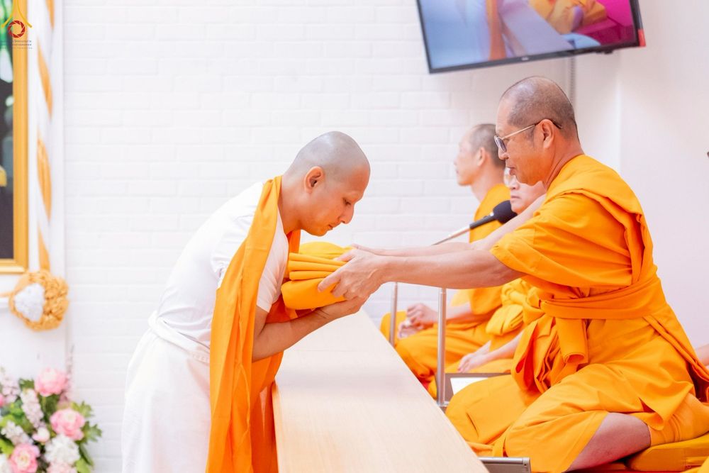 ภาพ No.252278:วันที่ 4-5 ตุลาคม พ.ศ. 2568  วัดพระธรรมกายแคลิฟอร์เนีย ประเทศสหรัฐอเมริกา ได้จัดพิธีตัดปอยผม โดยคณะสงฆ์ ญาติ ๆ และสาธุชน ให้กับนาคธรรมทายาท 8 ท่าน และได้จัดพิธีบรรพชา-อุปสมบท ฉลองพิธีทอดกฐินบรมจักรพรรดิ สร้างอุโบสถ 82 ปี บูชาธรรมหลวงพ่อธัมมชโย